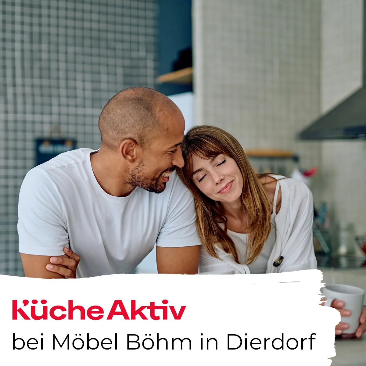 Werbemotiv für KücheAktiv bei Möbel Böhm in Dierdorf: lächelndes Paar lehnt sich in moderner Küche aneinander und hält Kaffeetassen; unten Schriftzug mit Aktionshinweis.